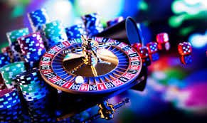 Infinite Blackjack live dealer studio at slot977 showing multiple players, shared cards, and HD broadcast camera